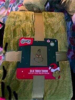 The Grinch Silk Touch Throw Blanket - Olive Green